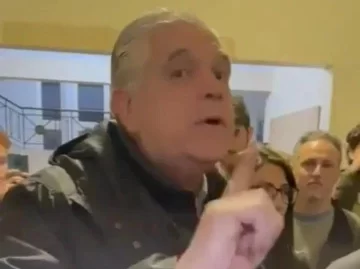 Fuerte cruce entre Ricardo López Murphy y militantes kirchneristas en la UBA Fuerte cruce entre Ricardo López Murphy y militantes kirchneristas en la UBA