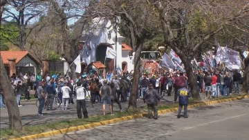 Militantes peronistas coparon Olivos y hay tensión por la movilización opositora Militantes peronistas coparon Olivos y hay tensión por la movilización opositora