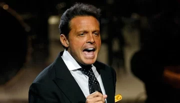 Luis Miguel apareció con nuevo look y novia argentina Luis Miguel apareció con nuevo look y novia argentina