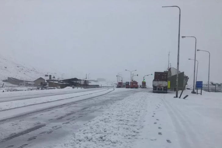 Cerraron el paso Cristo Redentor y alertaron por lluvias y nevadas en Alta Montaña