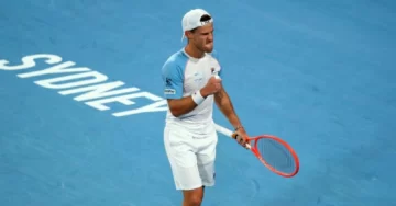Schwartzman venció a Tsitsipas y aseguró la victoria de Argentina sobre Grecia Schwartzman venció a Tsitsipas y aseguró la victoria de Argentina sobre Grecia
