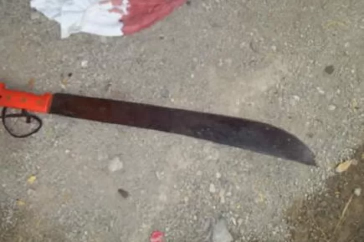 Atacó a machetazos a su familia