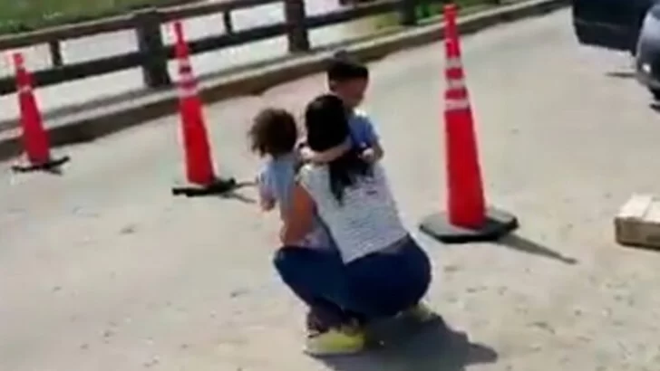 El emotivo encuentro de una mamá con sus hijos después de un año El emotivo encuentro de una mamá con sus hijos después de un año