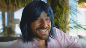 Maluma usó una peluca para pasar desapercibido, pero fue descubierto por sus fans Maluma usó una peluca para pasar desapercibido, pero fue descubierto por sus fans