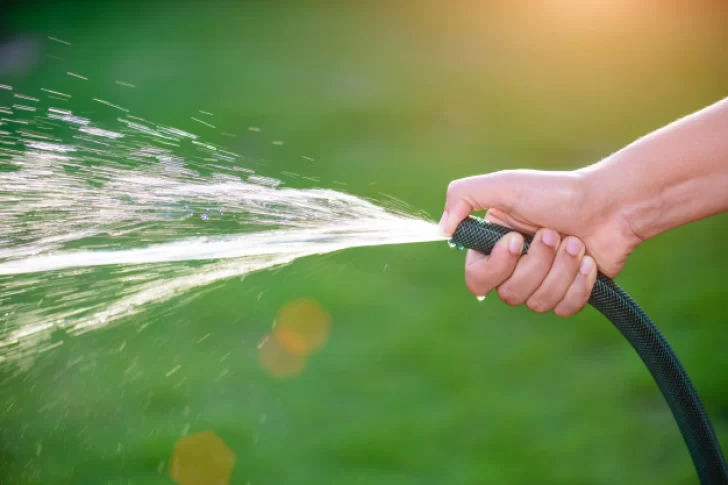 Ya rige el nuevo horario de uso restringido del agua potable: desde cuándo salen a multar