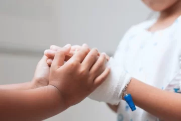 Se apoyó en un carro panchero y sufrió una tremenda descarga eléctrica: lo hospitalizaron