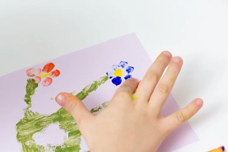 Se apoyó en un carro panchero y sufrió una tremenda descarga eléctrica: lo hospitalizaron