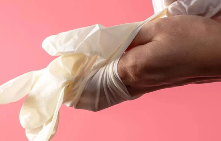 Así queda la mano de un médico tras usar guantes por 10 horas Así queda la mano de un médico tras usar guantes por 10 horas
