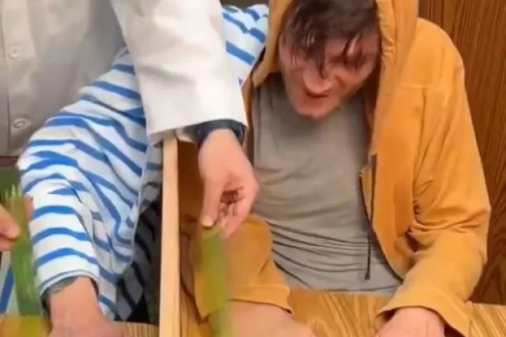 El sorprendente video que demuestra que te puede doler una mano de goma