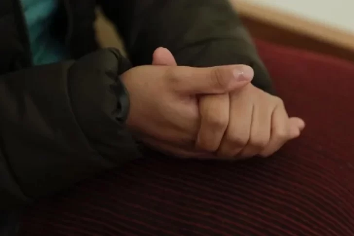 Los increíbles videos de un niño que tiene las manos gigantes