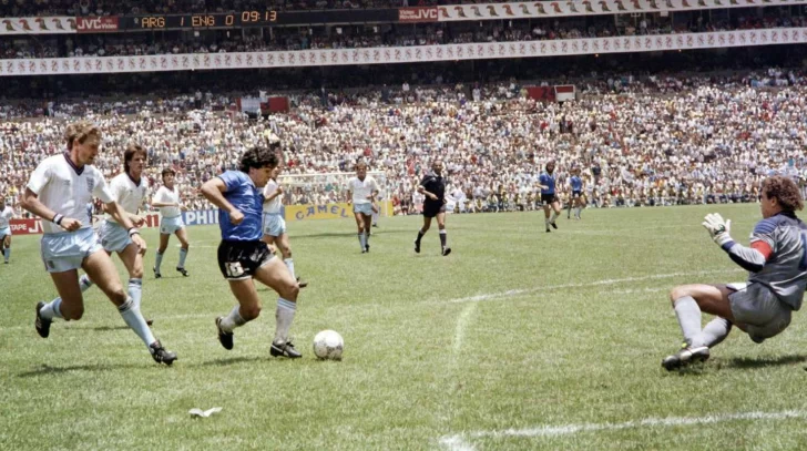 Subastan la camiseta que Diego Maradona usó contra Inglaterra: cuánto piden Subastan la camiseta que Diego Maradona usó contra Inglaterra: cuánto piden