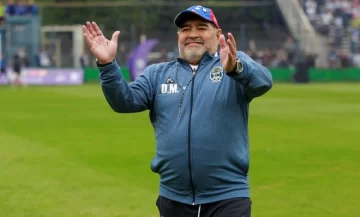 El chat de los enfermeros de Maradona: vómitos, caída y un alerta por “lo legal” El chat de los enfermeros de Maradona: vómitos, caída y un alerta por “lo legal”