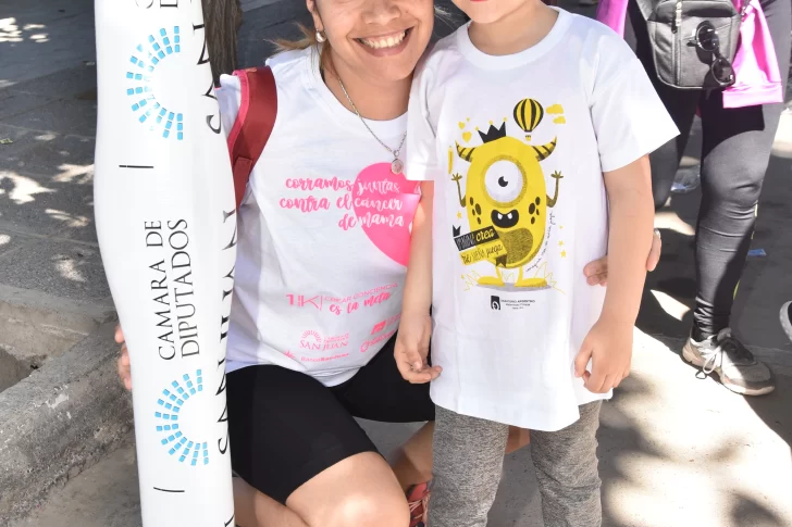 Envueltas en el listón rosa, corrieron para concientizar sobre el cáncer de mama