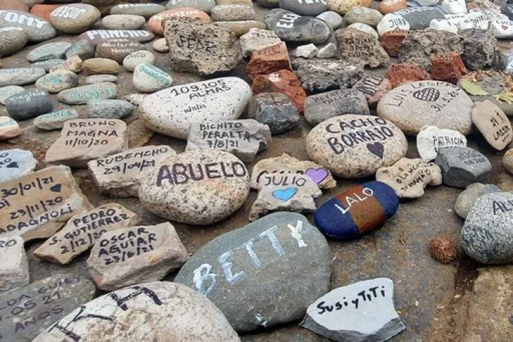 Guardarán las piedras de la marcha y construirá un espacio para recordar a los fallecidos de Covid-19