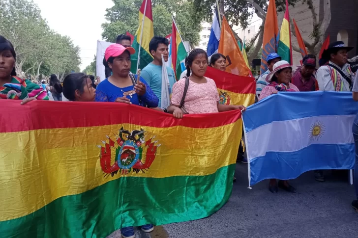 La comunidad boliviana de San Juan marchó a favor de Evo y contra el “golpe de Estado”