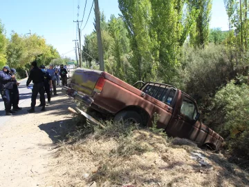De punta en un zanjón por evitar embestir a un motociclista De punta en un zanjón por evitar embestir a un motociclista