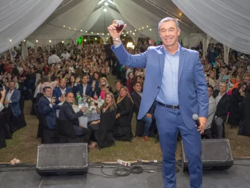 Martín: “Todos los municipios hacen festejos y no dejan de hacer obras por eso” Martín: “Todos los municipios hacen festejos y no dejan de hacer obras por eso”