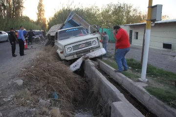 Un camión terminó en el canal tras chocar con un auto en un cruce con semáforos Un camión terminó en el canal tras chocar con un auto en un cruce con semáforos