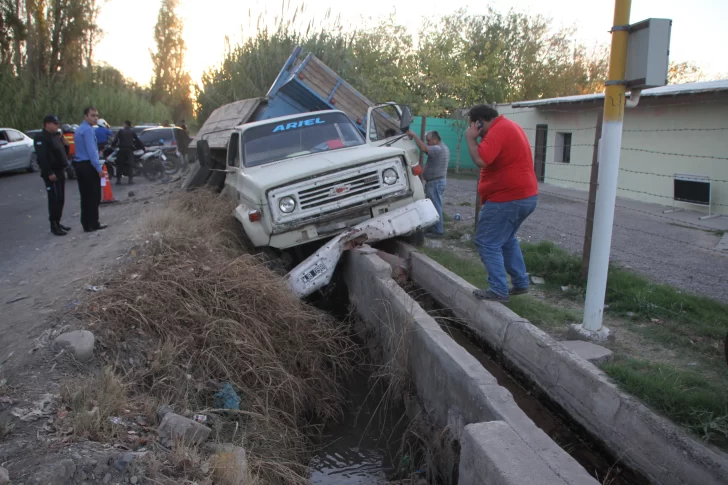 Un camión terminó en el canal tras chocar con un auto en un cruce con semáforos Un camión terminó en el canal tras chocar con un auto en un cruce con semáforos