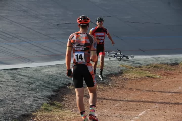 La secuencia de fotos de una atípica pelea en el ciclismo sanjuanino