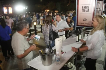 San Juan celebró el Mes del Malbec a puro brindis en la Plaza del Bicentenario