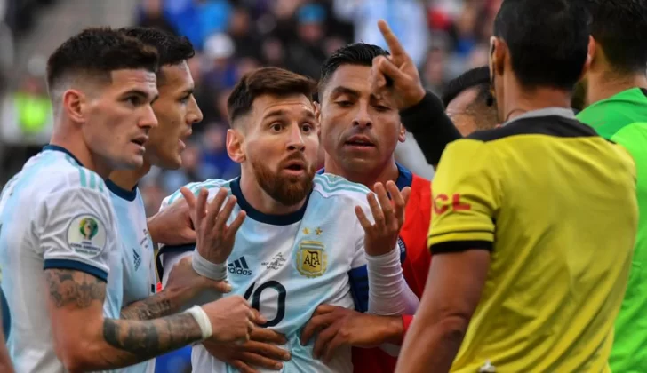Messi, suspendido tres meses por sus declaraciones en la Copa América Messi, suspendido tres meses por sus declaraciones en la Copa América