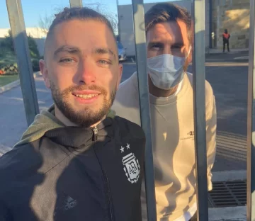 Messi llegó al país: se acercó a dos hinchas que lo esperaban y les firmó autógrafos Messi llegó al país: se acercó a dos hinchas que lo esperaban y les firmó autógrafos