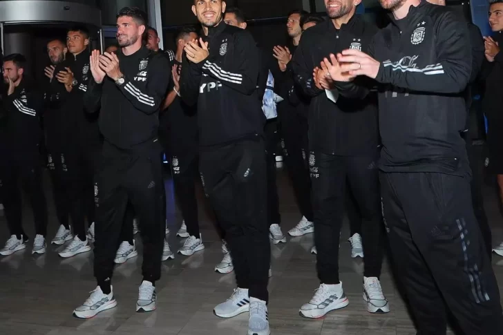 [VIDEO] Un brasilero se hizo un enorme tatuaje de Messi y su reacción explotó en las redes