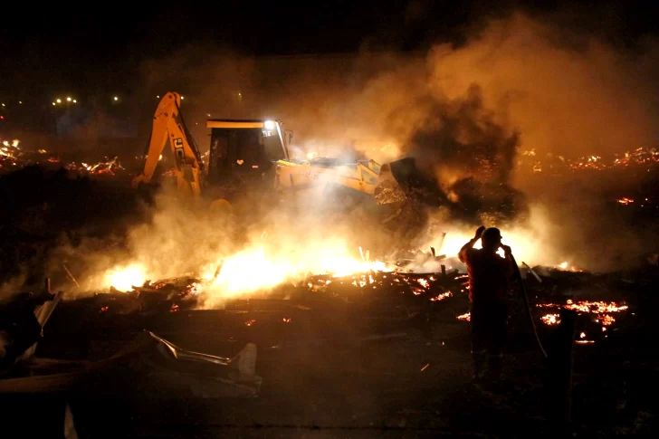 Las impresionantes imágenes del incendio que consumió una pasera en Albardón