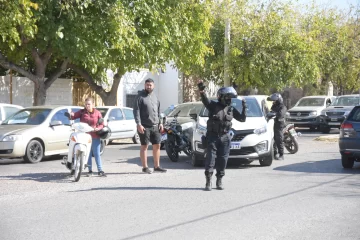 Fuerte choque entre un auto y una moto Fuerte choque entre un auto y una moto