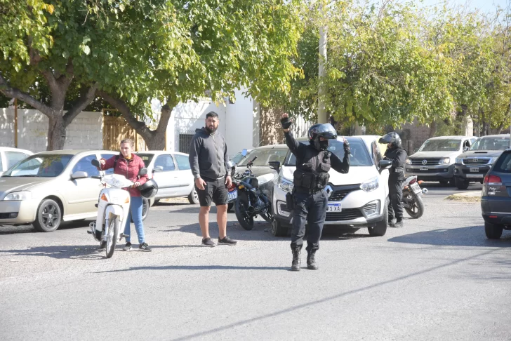 Fuerte choque entre un auto y una moto Fuerte choque entre un auto y una moto