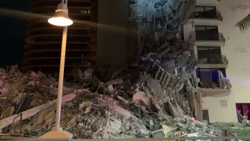 Se derrumbó parte de un edificio en Miami y rescatistas buscan heridos sobre los escombros Se derrumbó parte de un edificio en Miami y rescatistas buscan heridos sobre los escombros