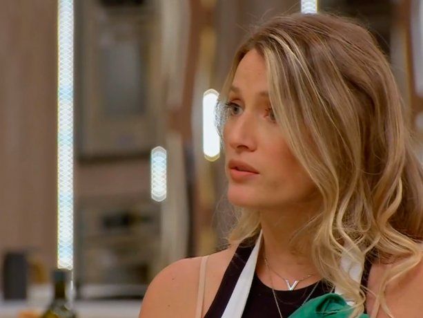 Mica Viciconte posando de espaldas en bikini colaless