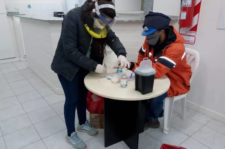 Un minero de Gualcamayo dio positivo en el test rápido y aislaron a 14 compañeros