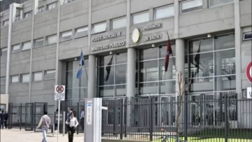 Acusan a una mujer por la muerte de su hija de 2 años luego de encerrarla por días sin agua ni comida