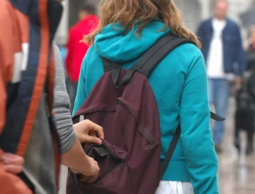 Le robó la mochila a una menor y se escondió adentro de una planta Le robó la mochila a una menor y se escondió adentro de una planta