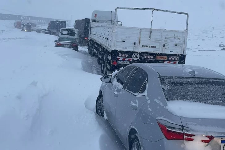 Más de 400 personas, varadas en alta montaña por una intensa nevada