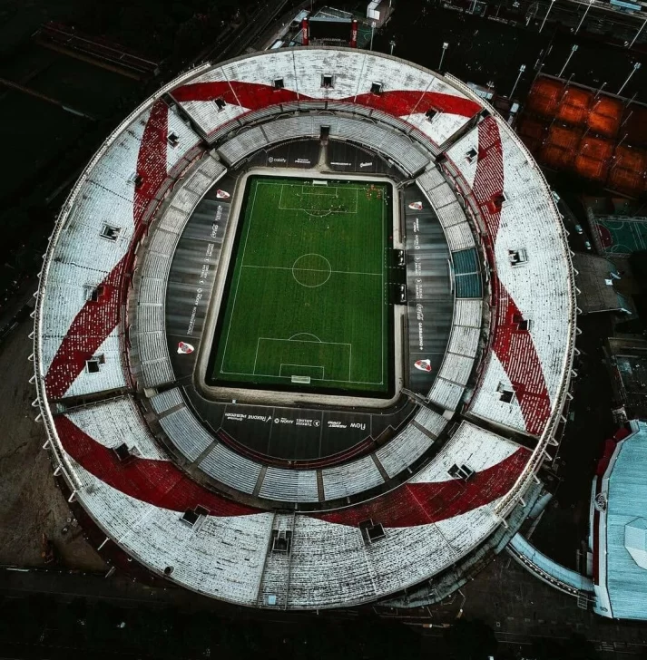 El Estadio Monumental se luce con el césped natural de una empresa mendocina El Estadio Monumental se luce con el césped natural de una empresa mendocina