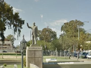 Viajaba en estado de ebriedad y chocó su camioneta contra el monumento de Bravo Viajaba en estado de ebriedad y chocó su camioneta contra el monumento de Bravo
