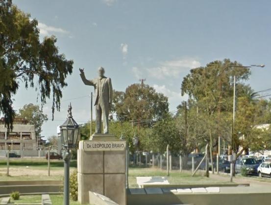 Viajaba en estado de ebriedad y chocó su camioneta contra el monumento de Bravo Viajaba en estado de ebriedad y chocó su camioneta contra el monumento de Bravo