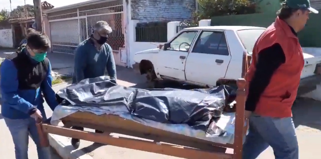 Buscan a un auto que atropelló a un hombre, lo mató y se fugó Buscan a un auto que atropelló a un hombre, lo mató y se fugó