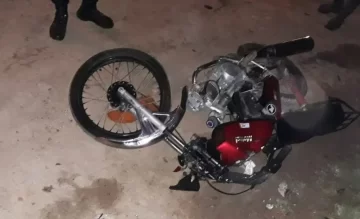 Quedó grave, con un fuerte golpe en la cabeza y múltiples fracturas al caer de su moto Quedó grave, con un fuerte golpe en la cabeza y múltiples fracturas al caer de su moto
