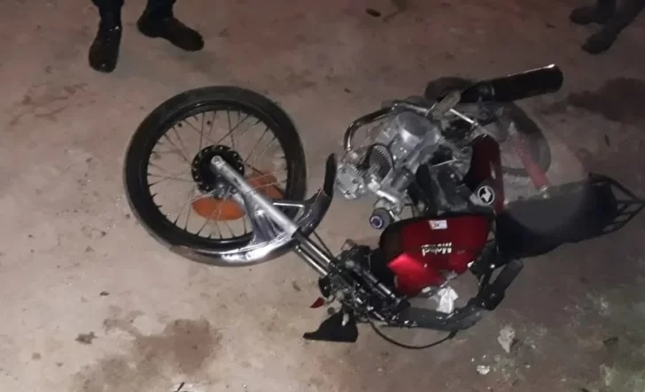 Quedó grave, con un fuerte golpe en la cabeza y múltiples fracturas al caer de su moto Quedó grave, con un fuerte golpe en la cabeza y múltiples fracturas al caer de su moto