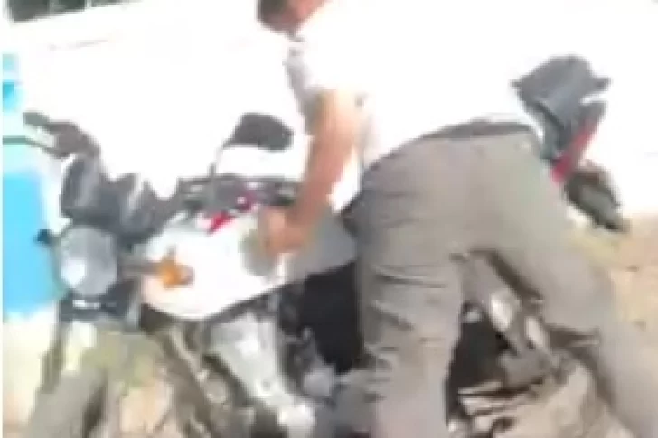 Un hombre quedó en grave estado al chocar en su moto con un auto en plena rotonda