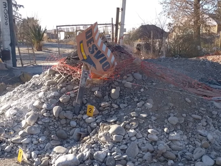 Se estrelló contra un montículo de tierra y murió en el acto Se estrelló contra un montículo de tierra y murió en el acto