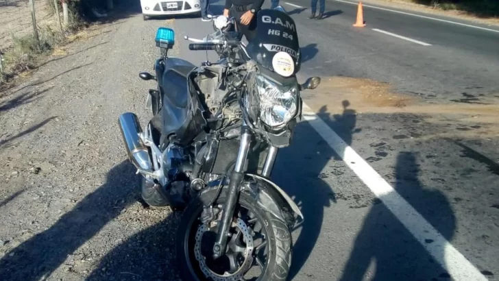 Un policía motorizado se quebró el brazo tras impactar contra un camión