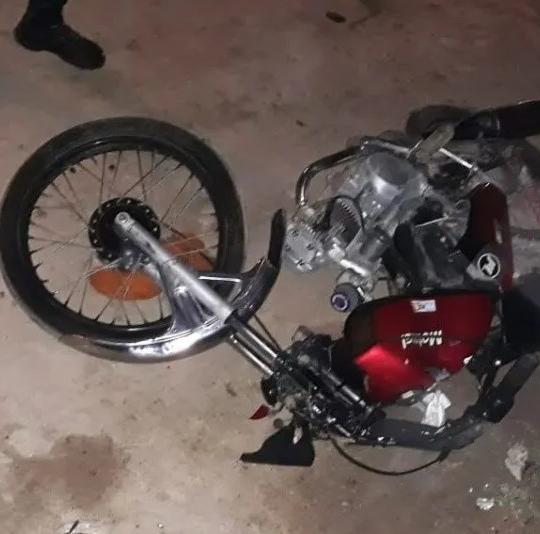 Una moto embistió a una mujer y dos niños que estaban en la calle y todos resultaron heridos Una moto embistió a una mujer y dos niños que estaban en la calle y todos resultaron heridos