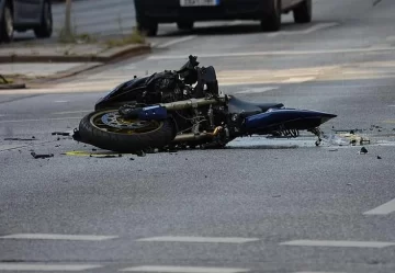 Un motociclista terminó con doble fractura luego de chocar con una camioneta Un motociclista terminó con doble fractura luego de chocar con una camioneta