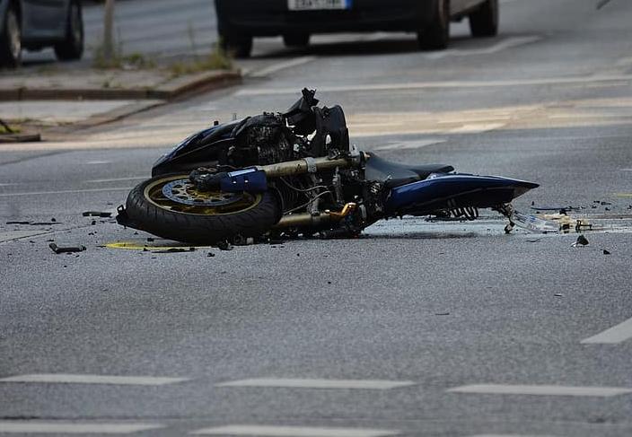 Un motociclista terminó con doble fractura luego de chocar con una camioneta Un motociclista terminó con doble fractura luego de chocar con una camioneta