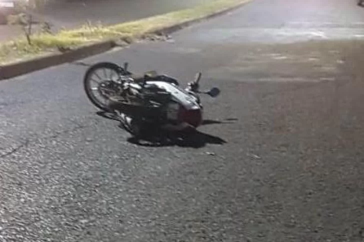 Circulaba en moto, lo agredieron y cayó: está internado